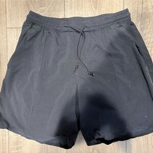Men’s Lululemon athletic shorts size medium( with pockets )
